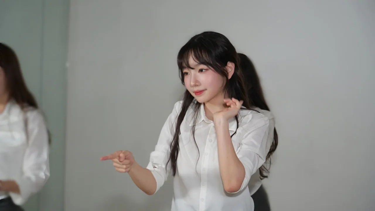 피봇410 스튜디오 외대점 아이돌 전문반 여자친구 오늘부터 우리는 커버댄스 비주얼 컷 · 포인팅 동작