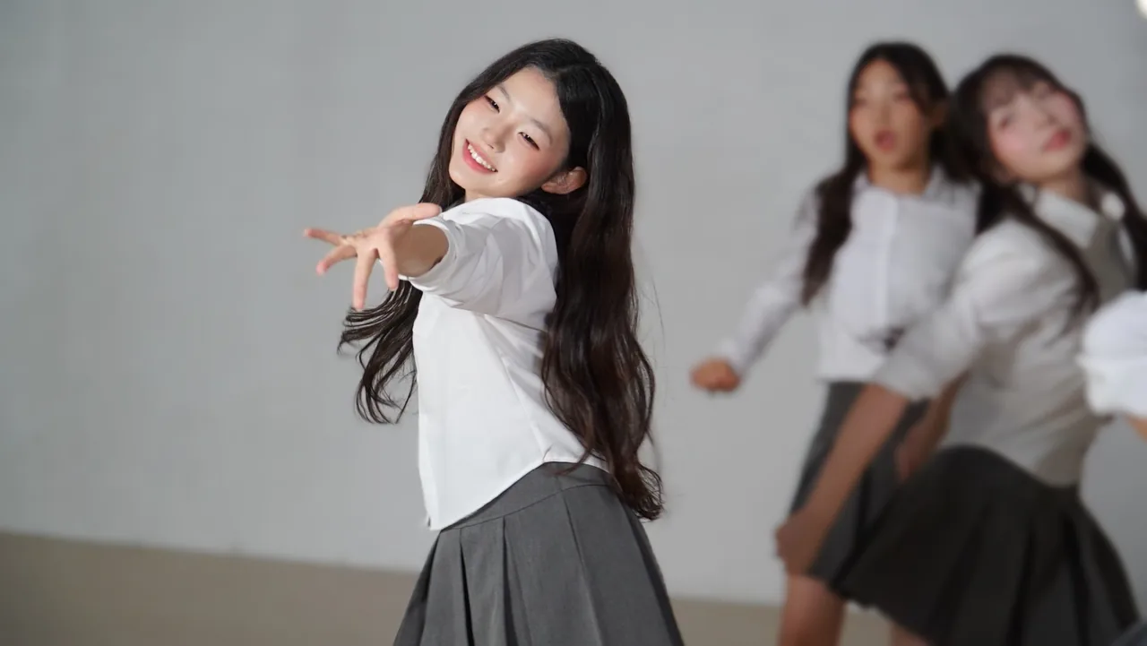 피봇410 스튜디오 외대점 아이돌 전문반 여자친구 오늘부터 우리는 커버댄스 비주얼 컷 · 손 뻗기 대형