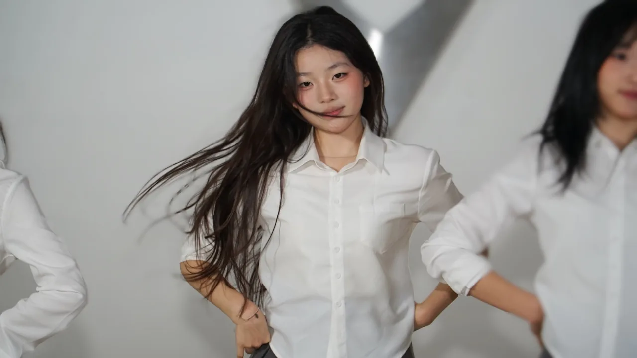 피봇410 스튜디오 외대점 아이돌 전문반 여자친구 오늘부터 우리는 커버댄스 비주얼 컷 · 허리에 손을 얹은 동작