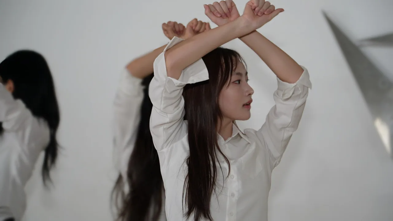 피봇410 스튜디오 외대점 아이돌 전문반 여자친구 오늘부터 우리는 커버댄스 비주얼 컷 · 팔 교차 마무리 동작